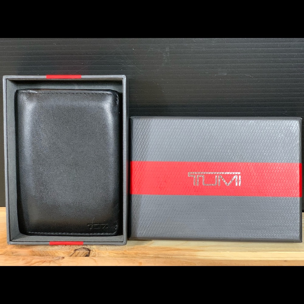 Tumi Men’s Wallet in Black Color